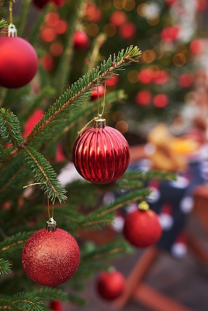 Fundo de Natal com árvore de abeto com bolas vermelhas de brinquedo. Celebração de Ano Novo. Férias de inverno.