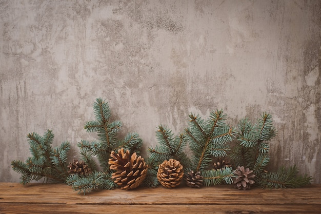 Fundo de natal com árvore de abeto e parede de concreto