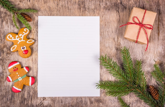 Fundo de Natal com árvore de Natal, biscoitos e caixa de presente