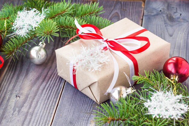 Fundo de Natal com árvore do abeto e decorações e caixas de presente na placa de madeira