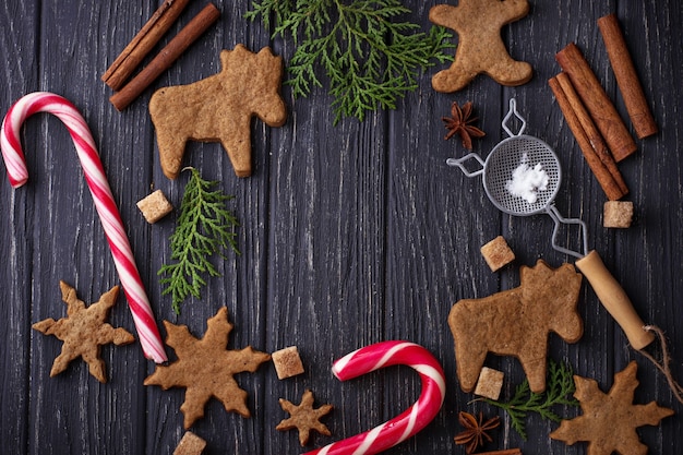 Fundo de Natal com biscoitos, árvore e canela. Foco seletivo, vista superior