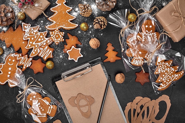 Fundo de Natal com biscoitos de gengibre e folhas de papel artesanais. Copie o espaço. Vista do topo