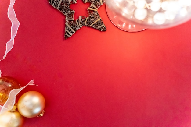 Fundo de Natal com bolas brilhantes e decorações festivas com espaço de cópia para o texto