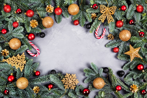 Fundo de Natal com bolas douradas, vermelhas e pretas.