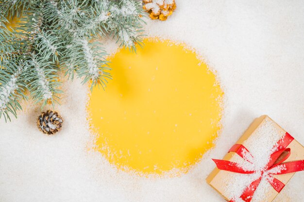 Fundo de natal com boxe de presente na neve com espaço de cópia para texto plano de fundo amarelo