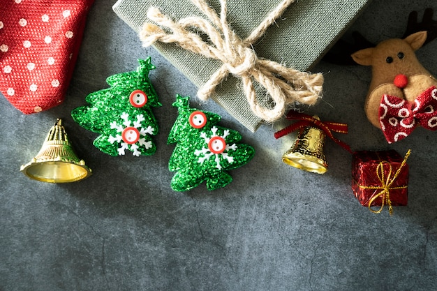 Fundo de Natal com caixa de presente e querida boneca