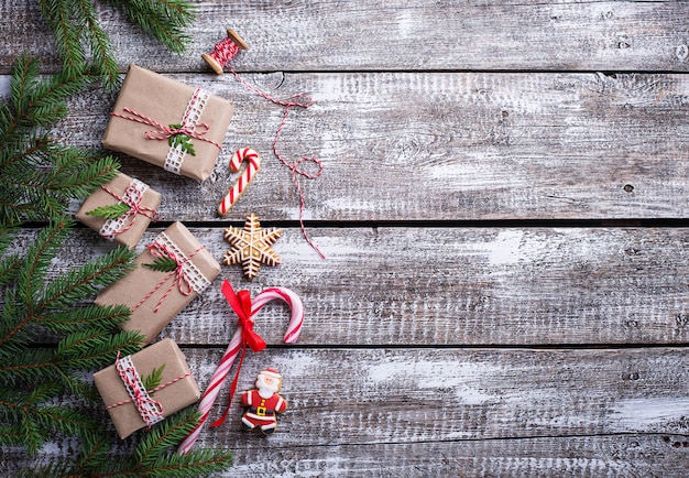 Fundo de Natal com caixas de presente e biscoitos de gengibre. Vista do topo