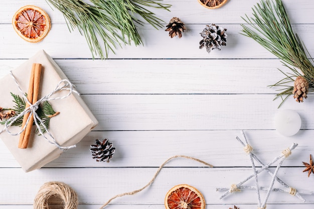 Fundo de natal com caixas de presente e decorações