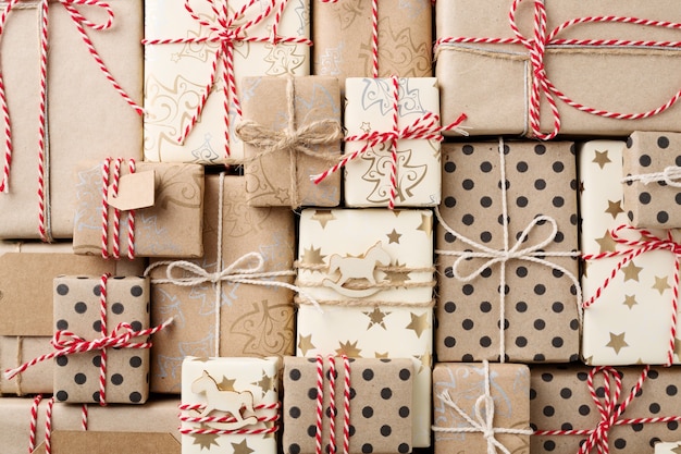 Fundo de Natal com caixas de presente embrulhadas em papel kraft marrom liso leigo.