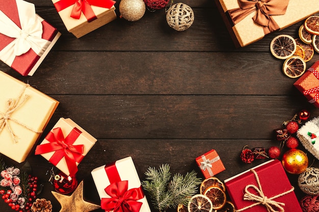 Foto fundo de natal com caixas de presente na mesa de madeira