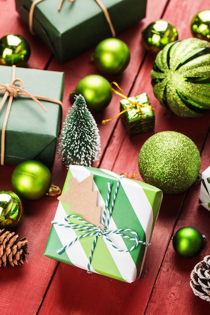 Fundo de Natal com caixas de presente, preparação para as férias. Vista superior com espaço de cópia.