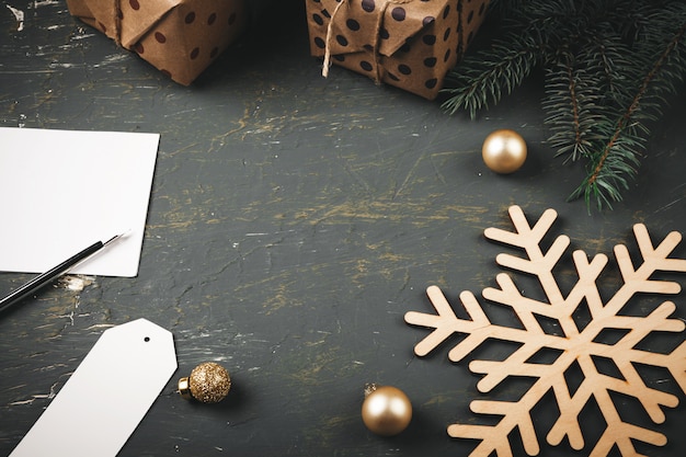 Fundo de Natal com caneta carta, envelope e penas, rodeado por decorações sazonais