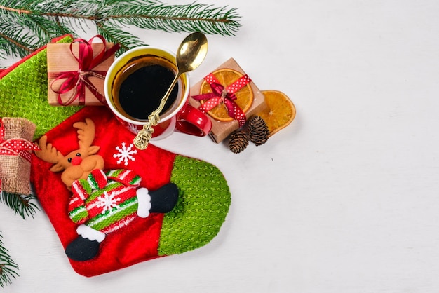 Fundo de natal com chocolate quente de abeto e marshmallow vista superior com espaço de cópia