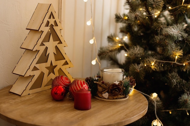Fundo de natal com cones de árvores de natal e decorações de natal o conceito de ano novo