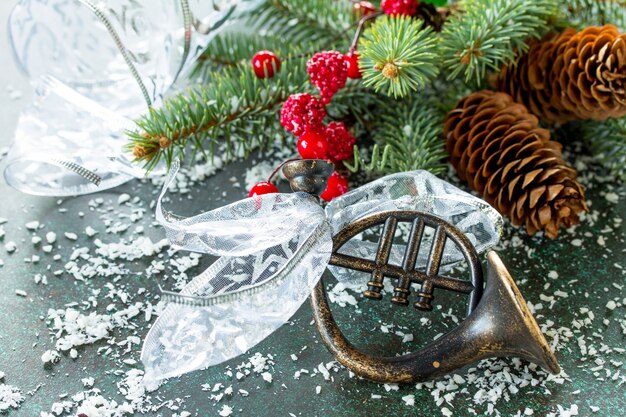 Fundo de Natal com decoração de abeto de Natal e espaço de cópia de neve