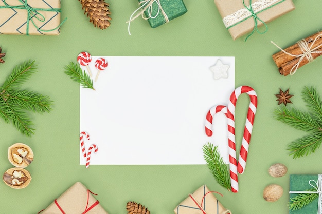 Fundo de natal com decoração de natal e folha de papel no meio