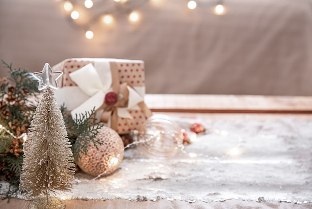 Fundo de natal com detalhes de decoração em um espaço de cópia de fundo desfocado