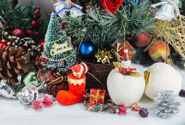 Fundo de Natal com enfeites e caixas de presente em madeira