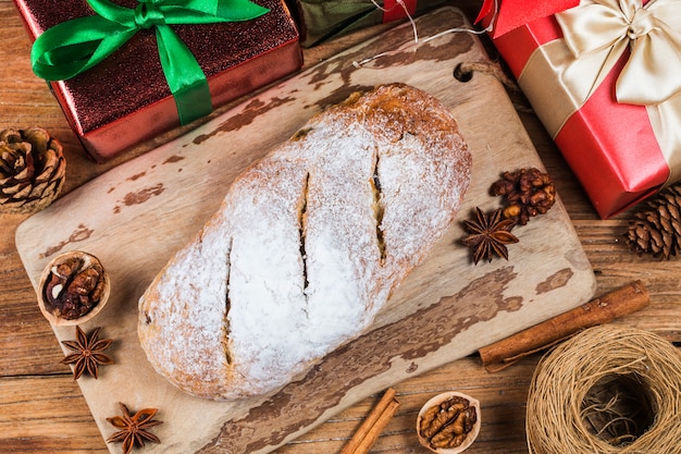 Fundo de Natal com enfeites e caixas de presente