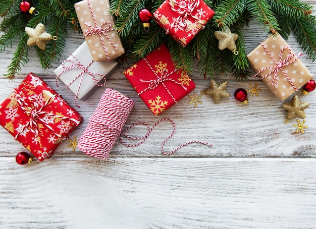 Fundo de Natal com enfeites e caixas de presente