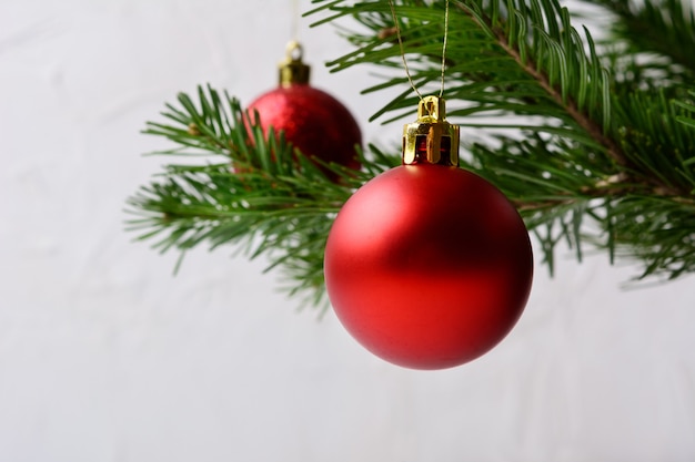 Fundo de Natal com galho de árvore de Natal e ornamento vermelho