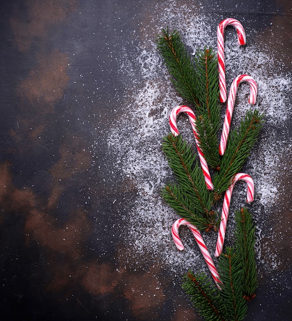 Fundo de Natal com galhos de árvore de cana e abeto de doces