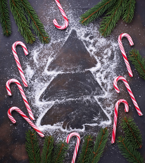 Fundo de Natal com galhos de árvore de cana e abeto de doces