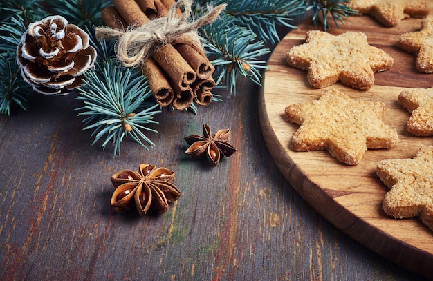 Fundo de Natal com galhos de árvore de Natal, biscoitos em forma de estrela