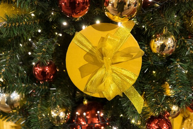 Foto fundo de natal com galhos de árvore de natal, bolas e estrelas