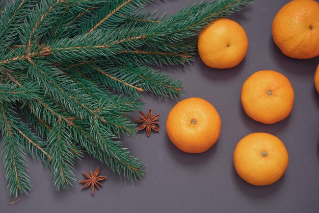 Fundo de Natal com galhos de árvores de Natal e tangerinas