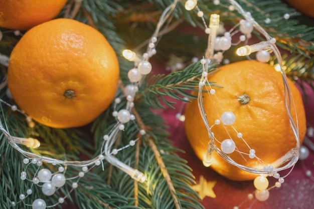 Fundo de Natal com galhos de árvores de Natal e tangerinas