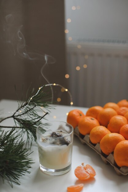 Fundo de Natal com galhos de árvores do abeto e tangerinas. Feliz Natal e feliz ano novo cartão. Copie o espaço. Vista do topo. Foto de alta qualidade