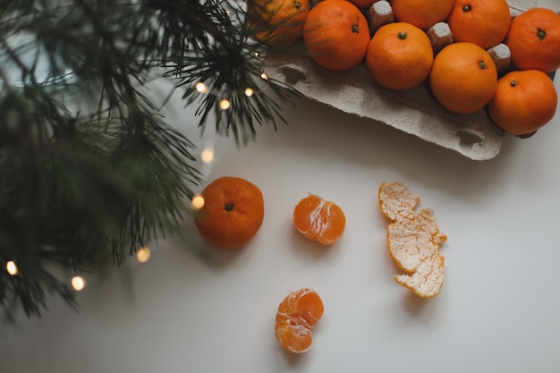 Fundo de natal com galhos de árvores do abeto e tangerinas. feliz natal e feliz ano novo cartão. copie o espaço. vista do topo. foto de alta qualidade