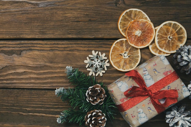 Fundo de Natal com galhos de uma árvore de Natal e decorações Flatley com espaço de cópia Celebrando o Natal e Ano Novo