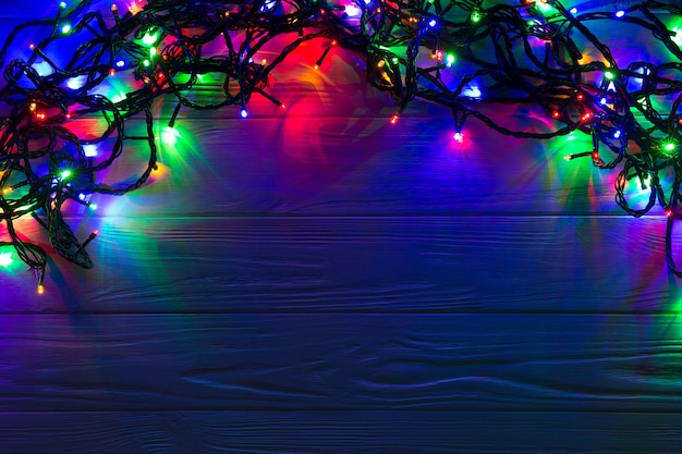 Fundo de Natal com luzes e espaço de texto livre. Luzes de Natal. Luzes de Natal coloridas brilhantes. Ano Novo. Festão.