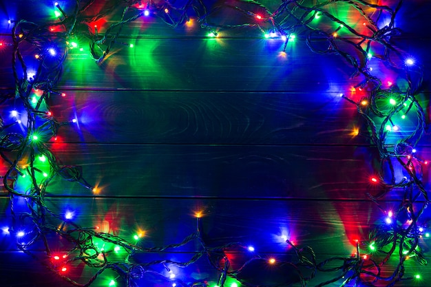 Fundo de Natal com luzes e espaço de texto livre. Luzes de Natal. Luzes de Natal coloridas brilhantes. Ano Novo. Festão.