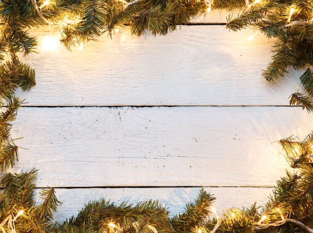 Fundo de Natal com pinheiro e lâmpada na placa de madeira