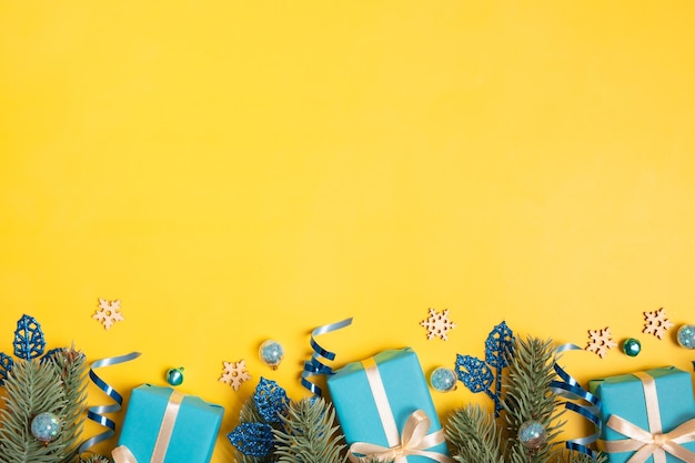 Foto fundo de natal com presentes de pinheiros e decorações festivas vista superior de natal lay flat copie o espaço