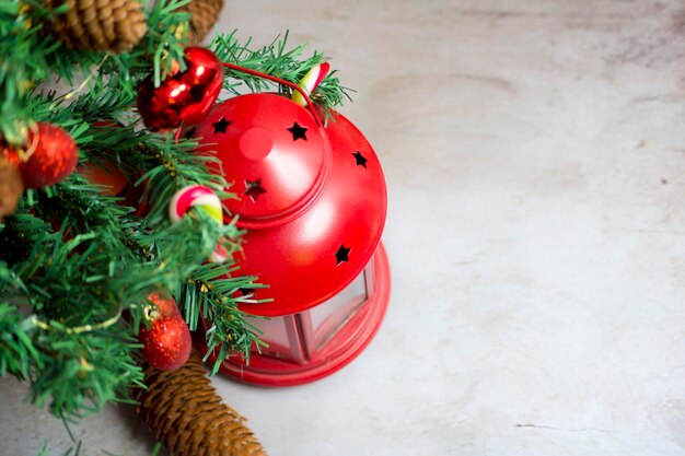 Fundo de Natal com ramos de abeto decorados e lanterna vermelha