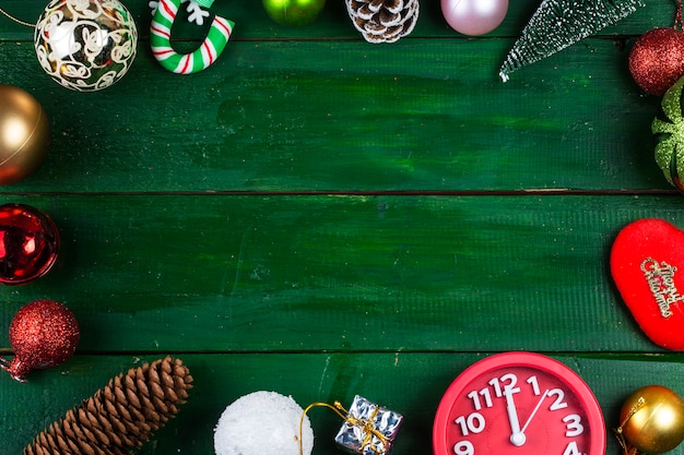 Fundo de natal com um enfeite vermelho, caixa de presente,