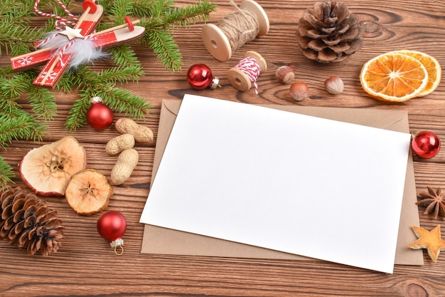 Fundo de natal com um envelope, brinquedos e eco-decorações. desenho natural do feriado de ano novo. um lugar para copiar. posição plana, vista superior.