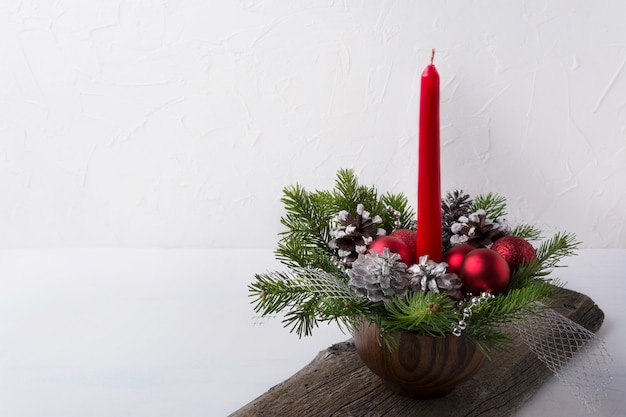 Fundo de natal com vela vermelha e peça central de ornamentos