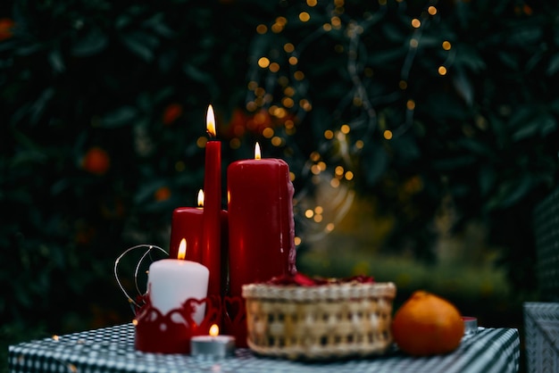 Fundo de natal com velas aconchegantes laranjas e luzes de natal turvas