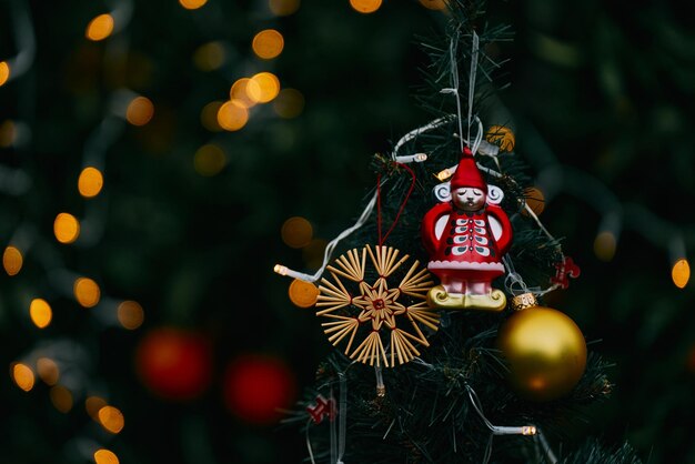 Fundo de natal com velas aconchegantes laranjas e luzes de natal turvas