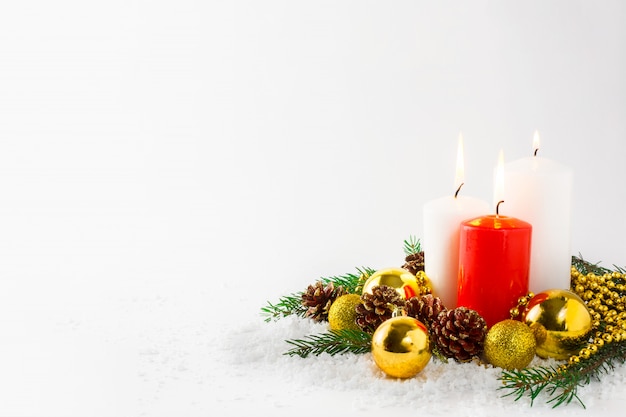 Fundo de Natal com velas em chamas na neve