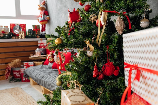 Fundo de Natal. copie o espaço. ramos de abeto e pinheiro com bolas de Natal. Véspera de feriado. ano Novo. decoração de ouro vermelho sobre fundo de parede de concreto cinza.