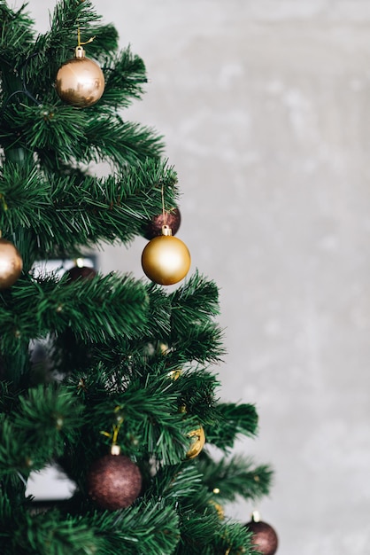 Fundo de natal desfocado festivo árvore de natal decorada copie o espaço para o texto pano de fundo