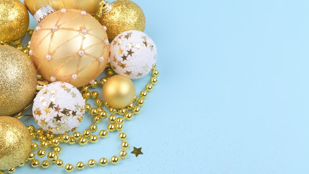 Fundo de natal dourado em bolas de natal e decortação dourada em fundo azul pastel