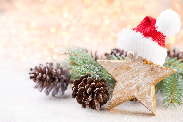 Fundo de Natal. Estrela de Natal e chapéu de Papai Noel. Cartão de felicitações.