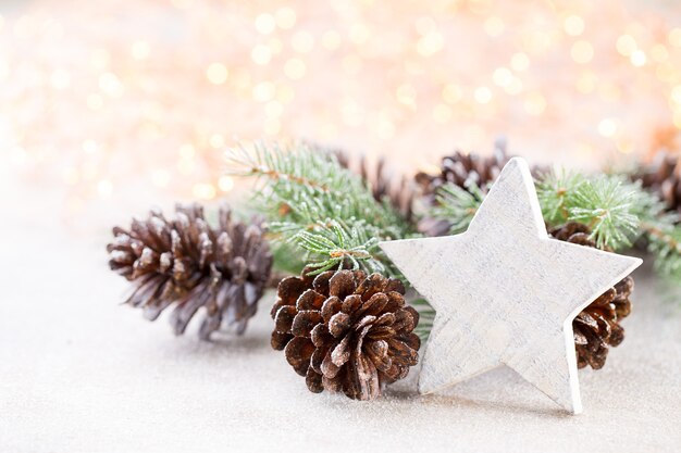 Fundo de Natal. Estrela de Natal e chapéu de Papai Noel. Cartão de felicitações.